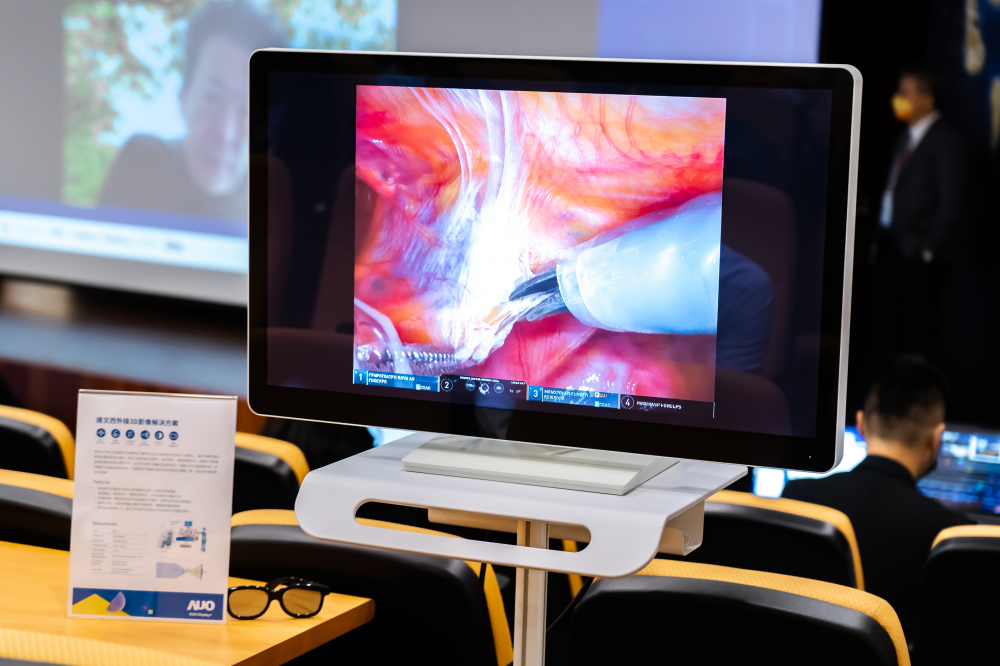 達擎於「國際大腸直腸外科論壇」中，成功導入達文西外接3D影像解決方案。透過達擎即時影像處理技術轉換為成1080p的高解析度畫質，將3D擬真畫面即時呈現於32吋4K 3D醫療顯示器