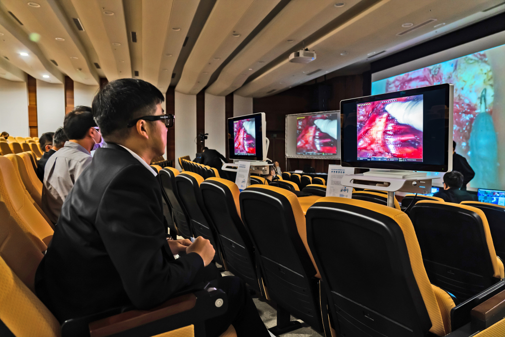 達擎之「達文西外接3D影像解決方案」，將達文西手術機器手臂的3D影像即時連線轉播，在會議室觀摩的醫師們只要戴上偏光眼鏡，就能與執刀醫師看到同步的3D立體影像，如臨操作台現場，縮短達文西手術的學習曲線