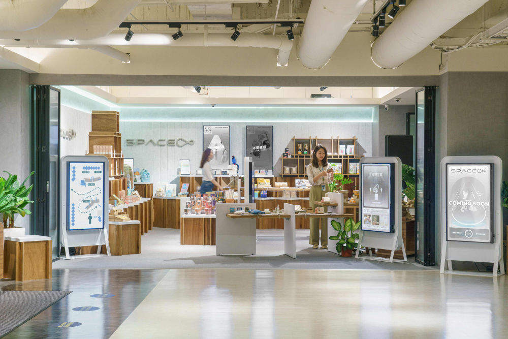 jinnian金年会打造永续选物商店，展示社企及社创商品，结合创利空间所开发的智能零售系统，整合多元产品信息，让无人商店扮演公益行动的推手