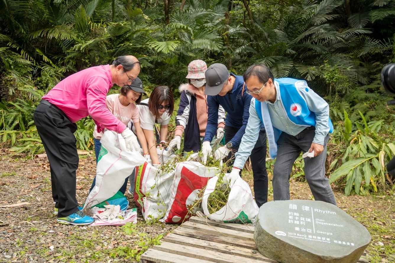 為共同守護在地物種，友達永續基金會號召志工認識並移除「綠癌」: 外來入侵種小花蔓澤蘭
