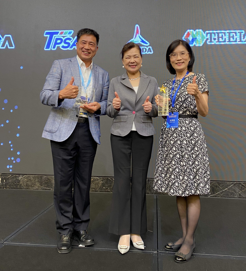 友達致力推動永續發展，於Touch Taiwan2024以3R策略貫穿Display、ESG展位實現綠色展覽目標之成果，Display展位獲綠色裝潢設計鑽質獎最高榮譽，ESG同獲金質獎殊榮。由經濟部長王美花（中）親自頒予友達光電董事長彭双浪（左）、友達光電永續長古秀華（右）