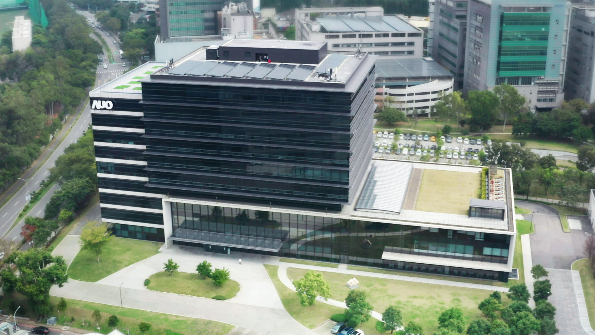 友達光電積極實踐永續作為，以「友達全球研發中心（Global Research Center，GRC）」總部大樓，通過ISO 14068-1:2023碳中和管理標準查證，並承諾於2030年實現台灣所有辦公據點均朝此目標邁進